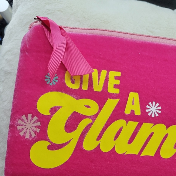 Benefit Cosmetic Bag - Picture 4 of 10